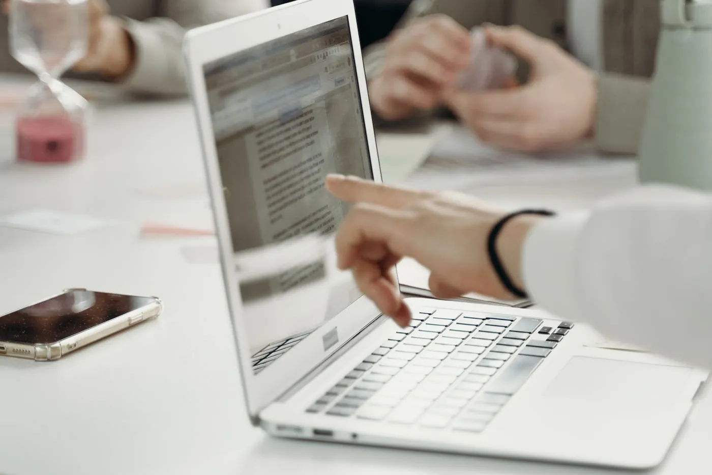 ICT-adviseur en ondernemer overleggen samen aan tafel