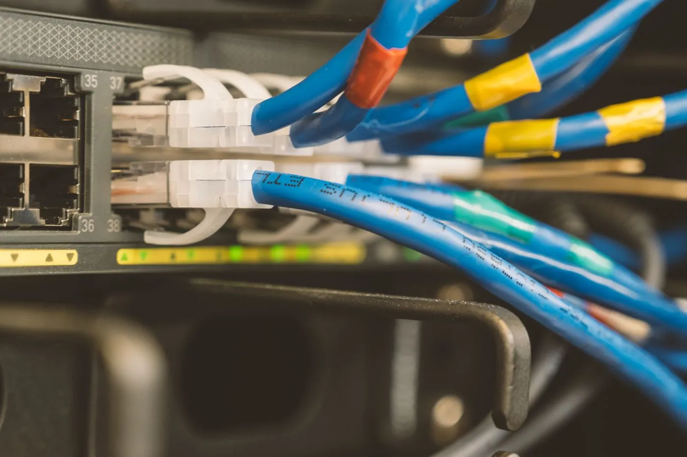 Netwerkkast met UniFi-apparatuur en bekabeling