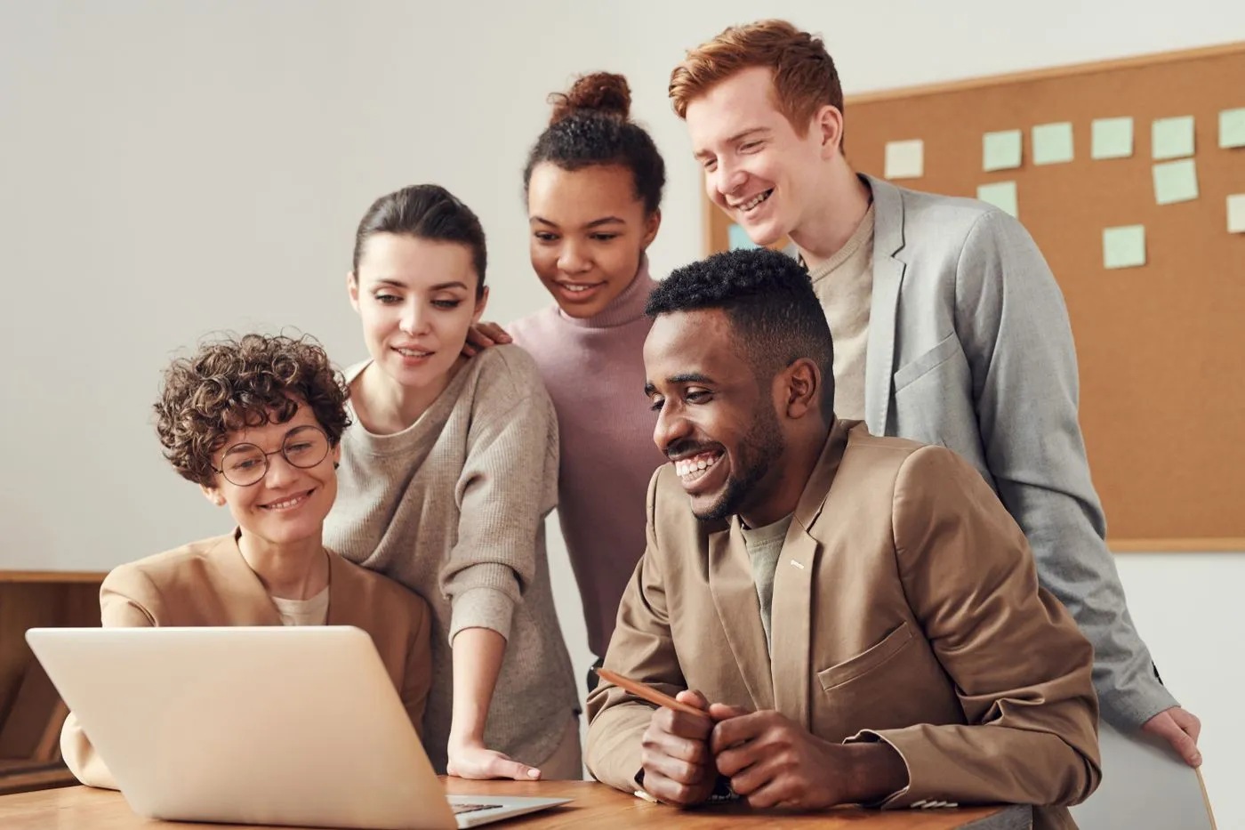 Ondernemer en ICT-adviseur kijken samen naar een laptop
