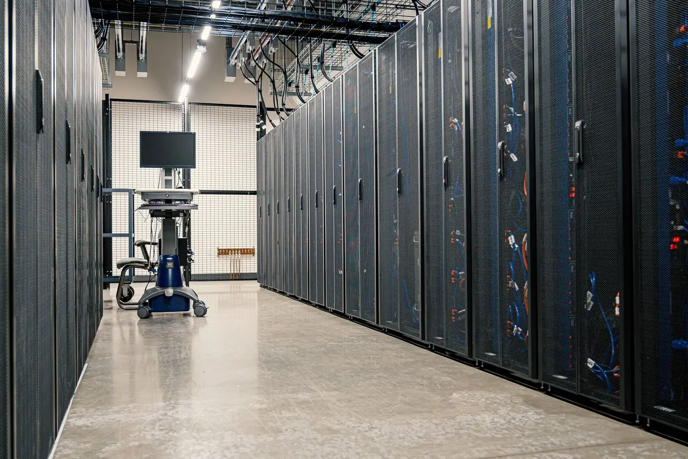 Servers in een datacenter met netwerkbekabeling
