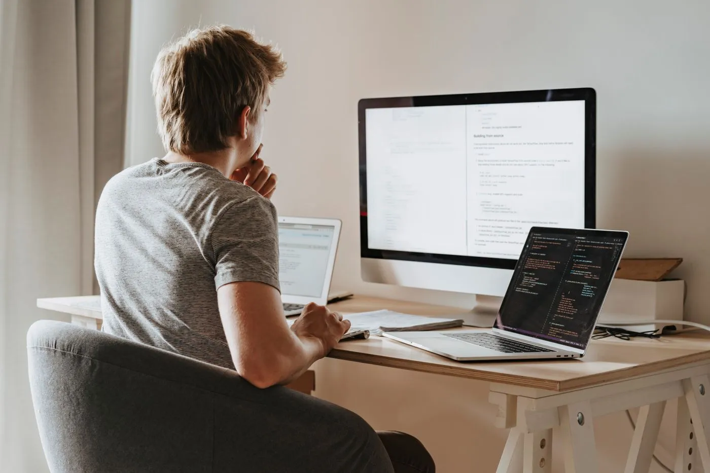 ICT-professional aan het werk achter meerdere schermen